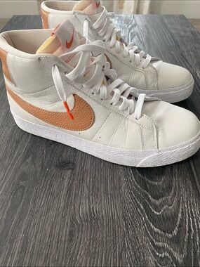 Nike Mens Mid-Top Sneakers. (Or Women)
